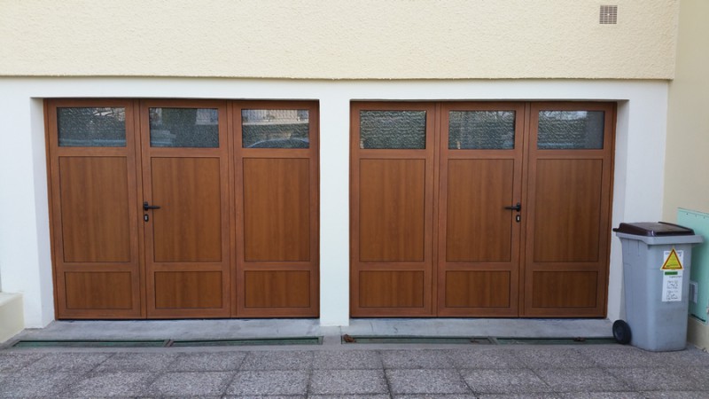 2 portes de garage battante à 3 vantaux en aluminium chêne doré